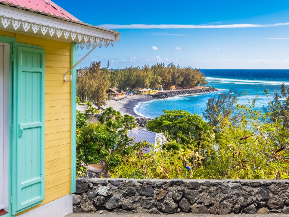 Maison créole avec vue sur la baie de saint leu, île de la Réunion